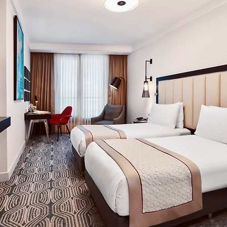 Moevenpick Istanbul Hotel Golden Horn Exterior photo A room at the hotel