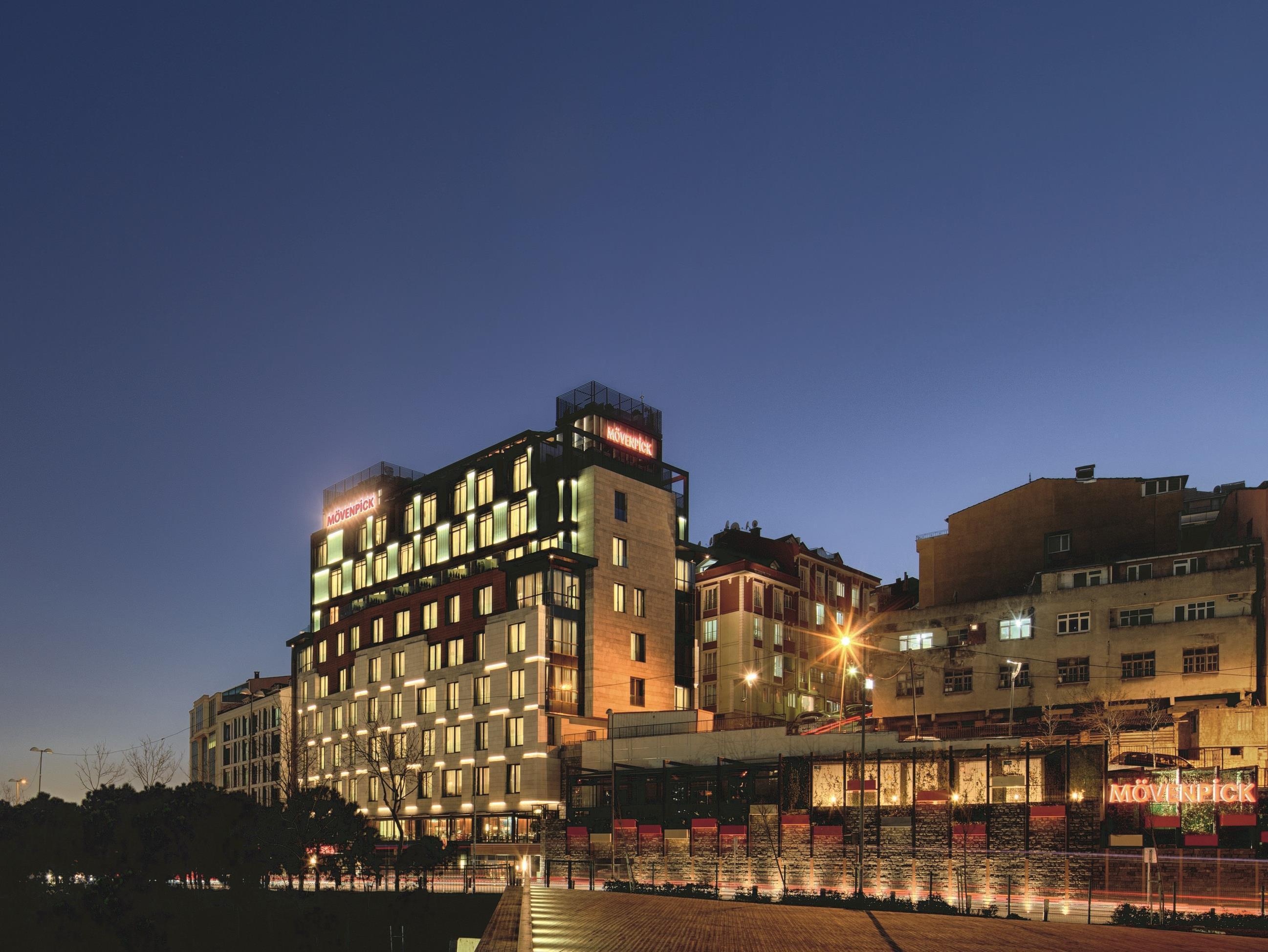 Moevenpick Istanbul Hotel Golden Horn Exterior photo The hotel at night