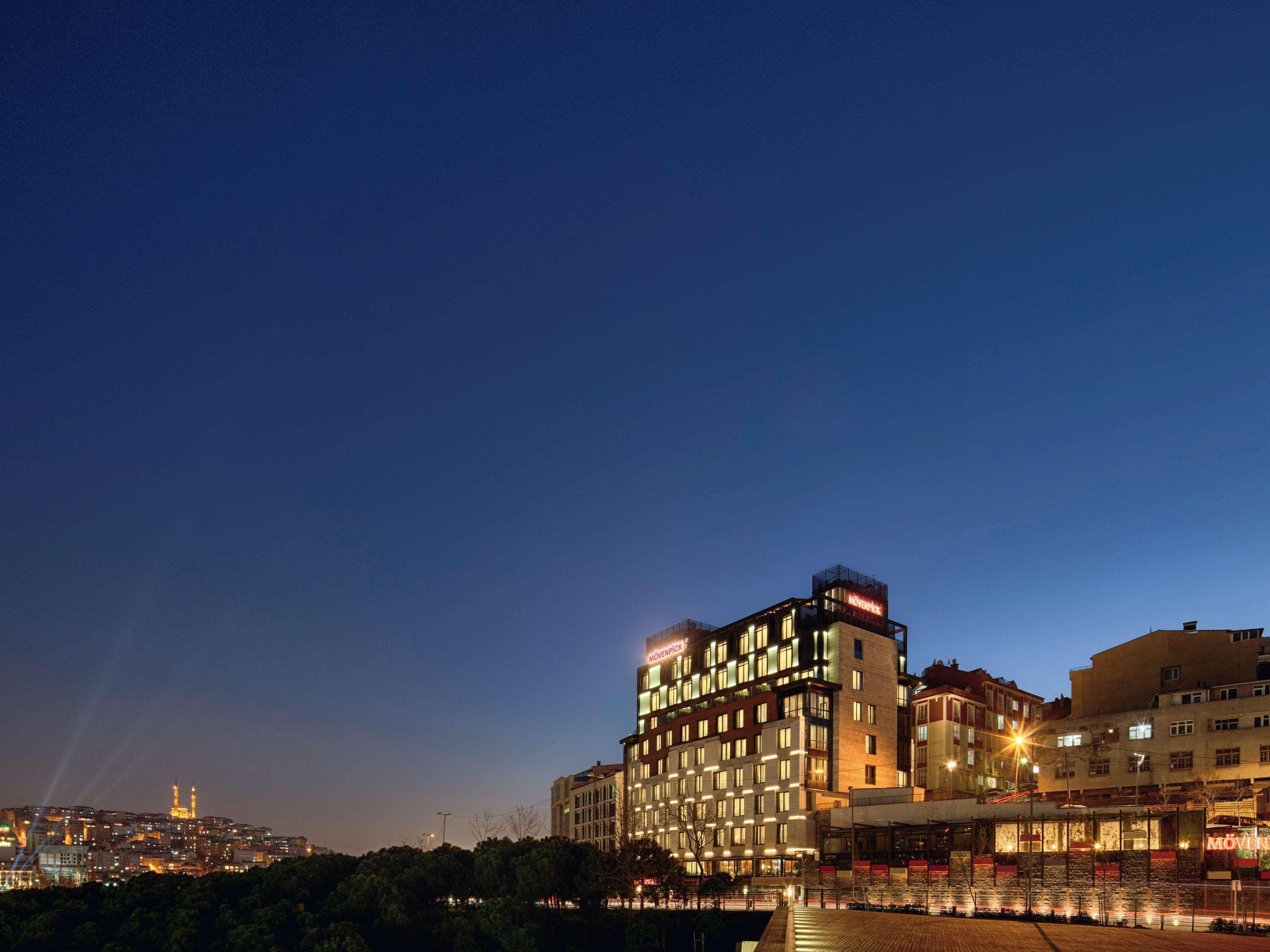 Moevenpick Istanbul Hotel Golden Horn Exterior photo The hotel at night