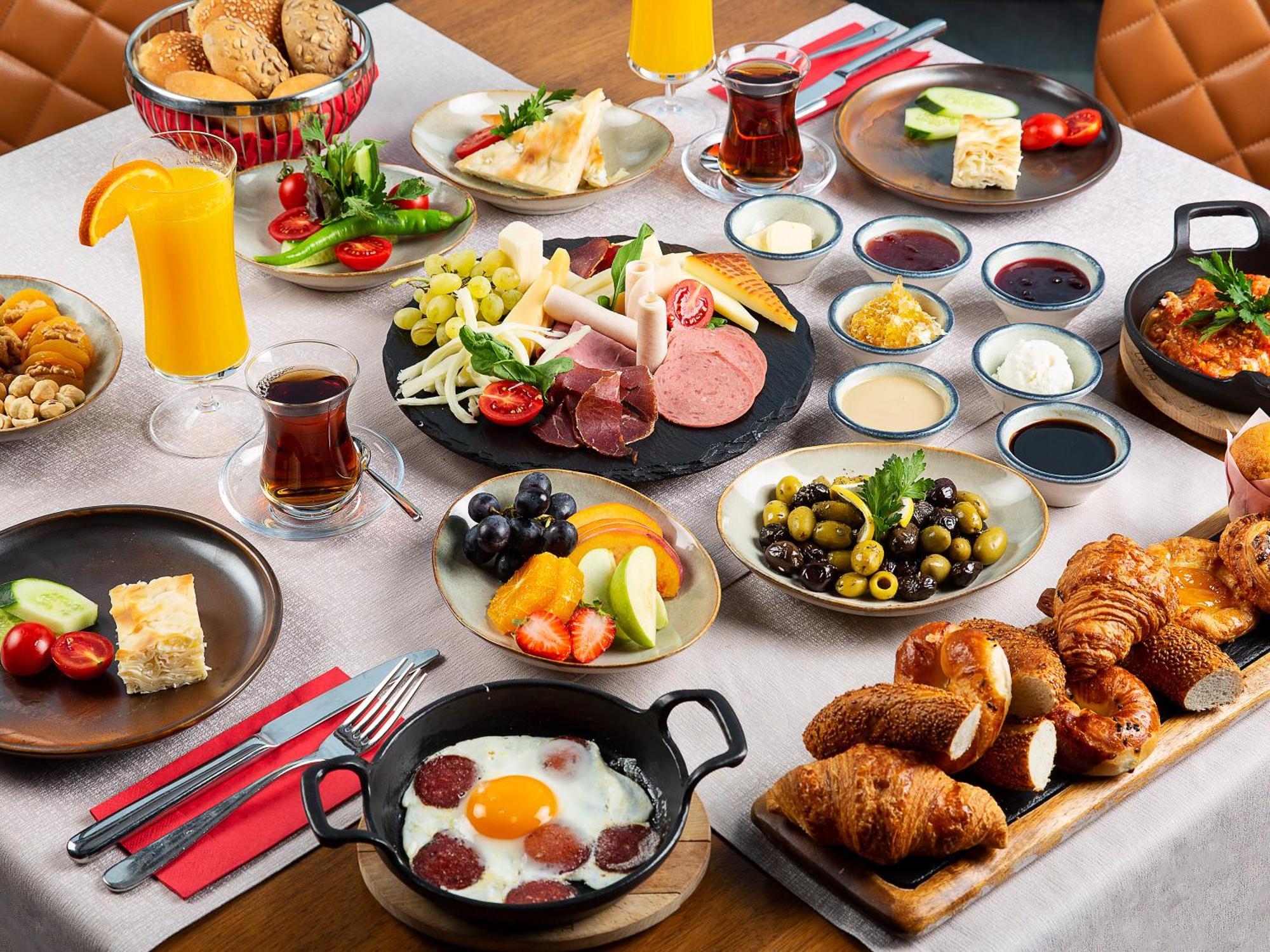 Moevenpick Istanbul Hotel Golden Horn Exterior photo Turkish breakfast