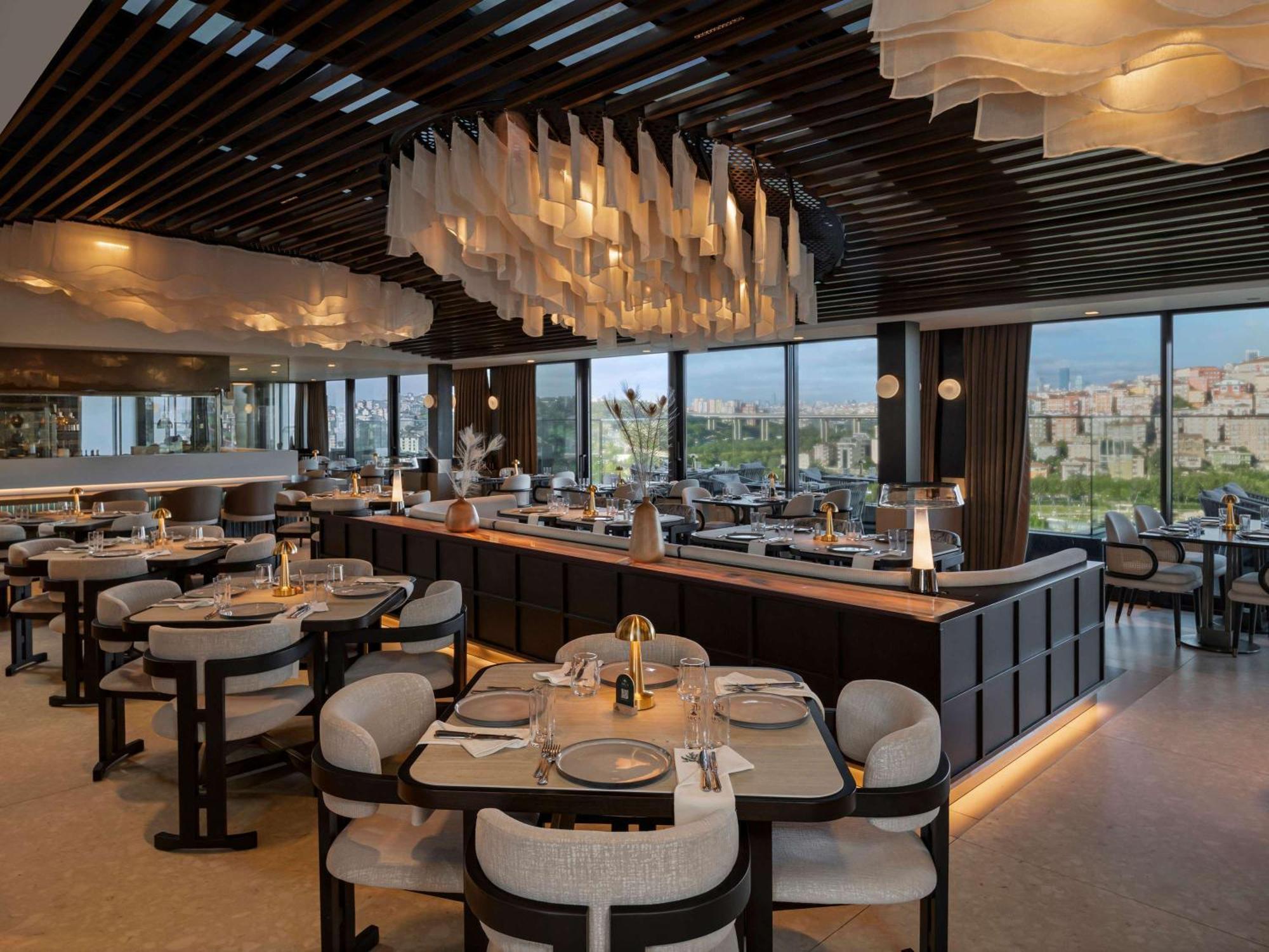 Moevenpick Istanbul Hotel Golden Horn Exterior photo The restaurant