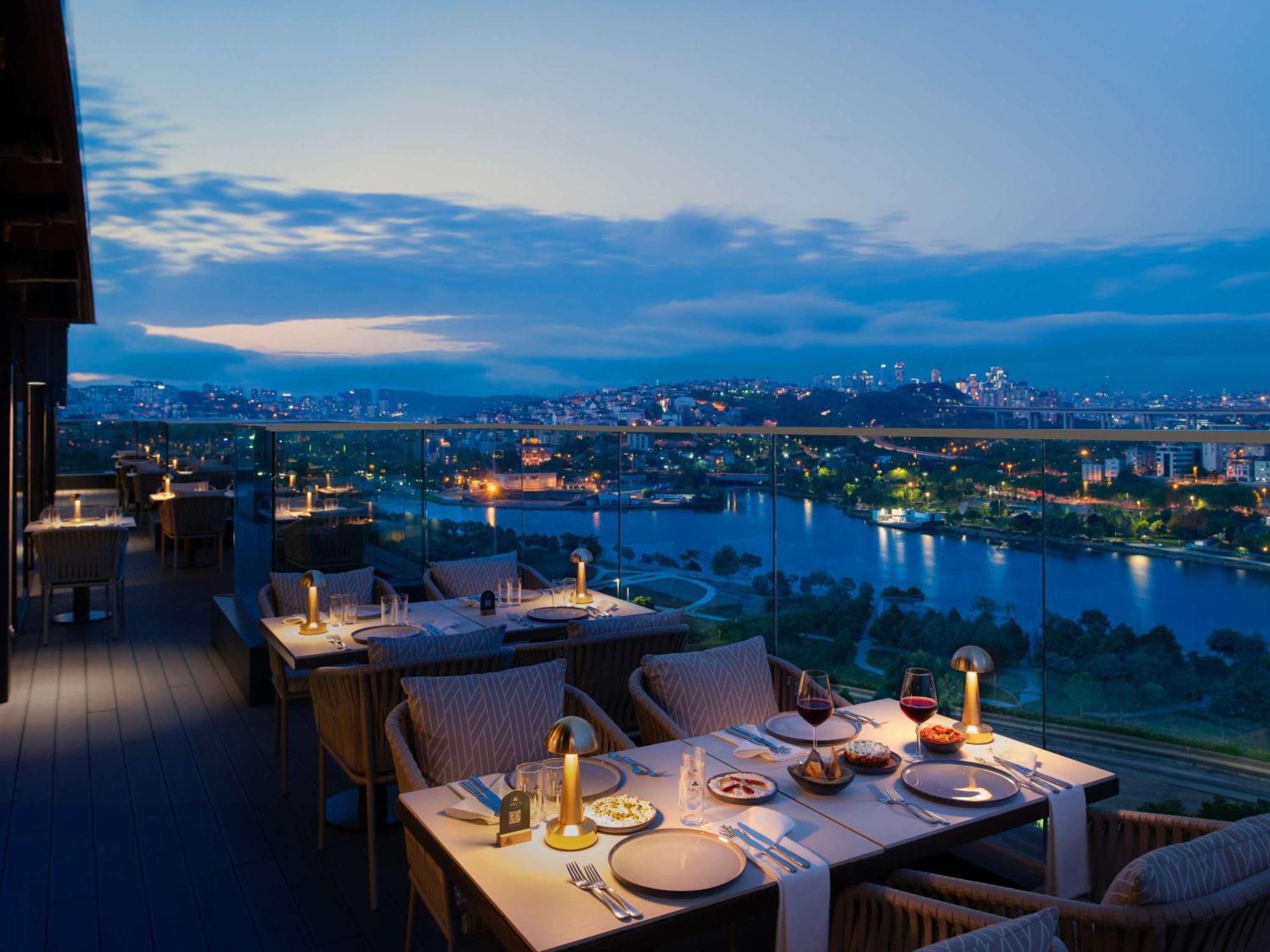 Moevenpick Istanbul Hotel Golden Horn Exterior photo View from the restaurant