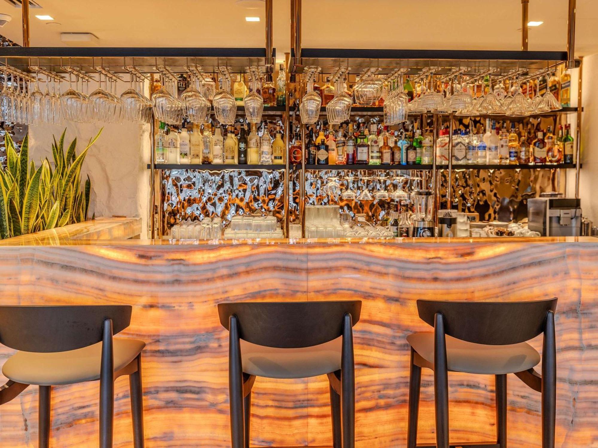 Moevenpick Istanbul Hotel Golden Horn Exterior photo The bar at the restaurant